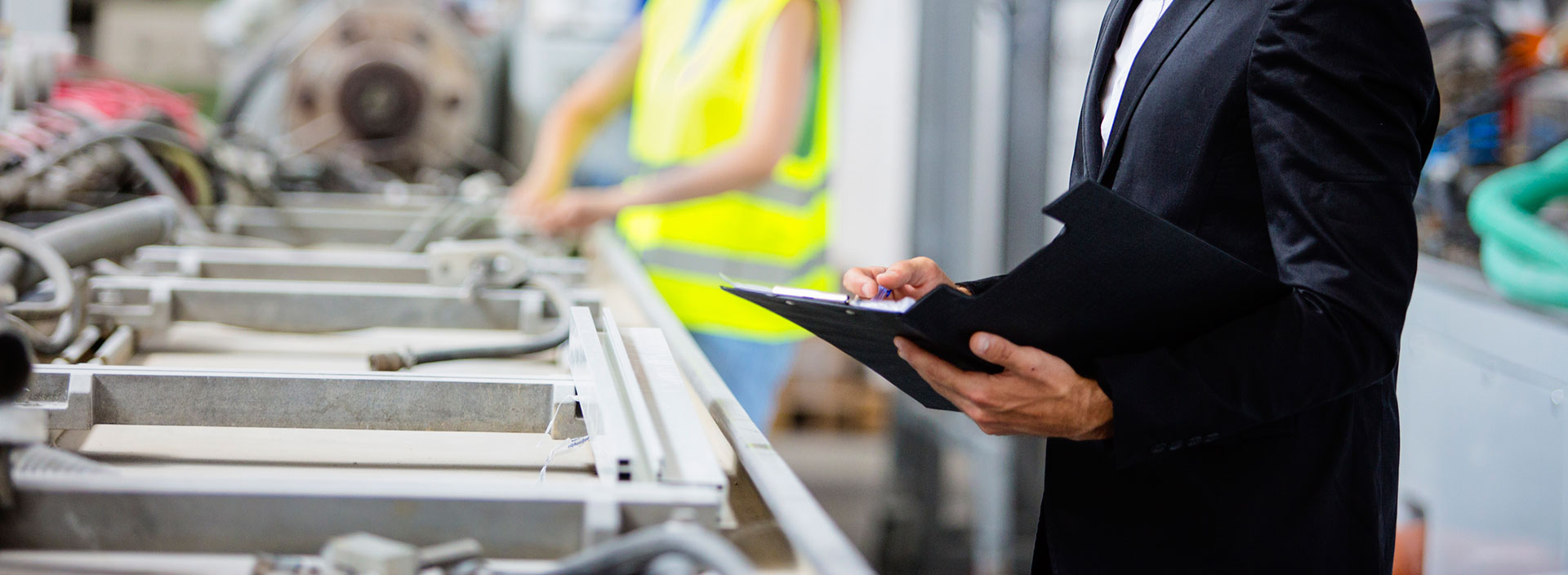 pracownik edytujący dokumentację jakościową na laptopie w biurze