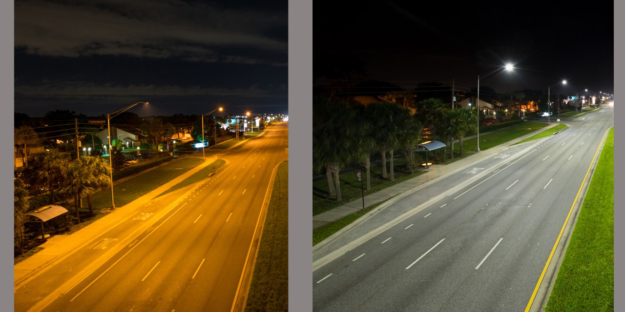 piesi na chodniku równomiernie oświetlonym słabymi latarniami