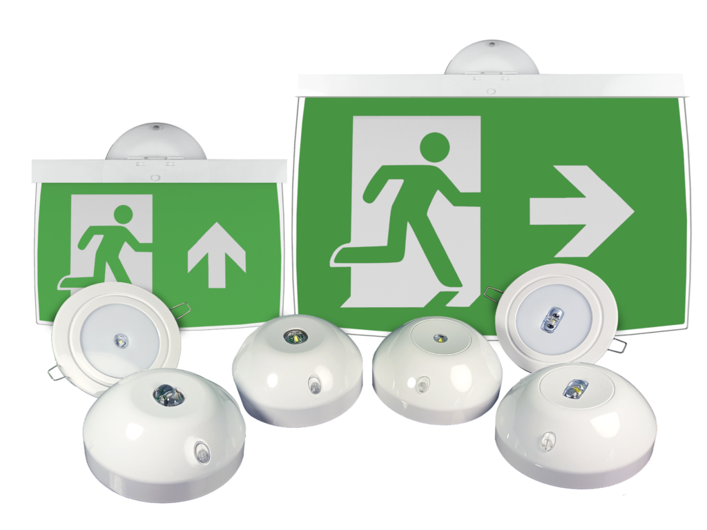 Zielony owalny znak z białym symbolem drzwi ewakuacyjnych na tle budynku