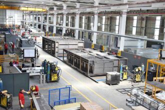 niebieski dokument z gwiazdami Unii Europejskiej na biurku inżyniera